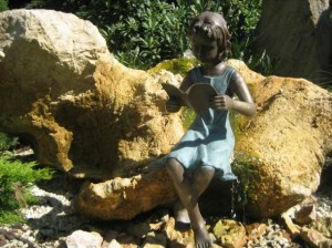 Harasimowicz ogrody - Figura z brązu - dziewczynka z  książką